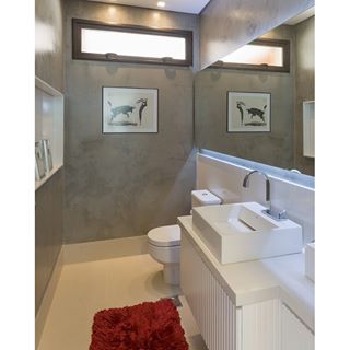 O acabamento em cimento queimado dá o tom moderno a este lavabo de 4 m². O projeto é assinado pelo escritório Jannini & Sagarra Arquitetura.