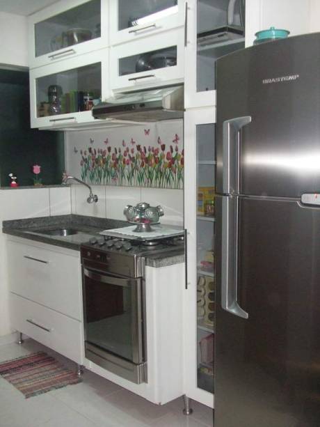 Aulia Hisami Katamura precisou pensar bastante na hora de planejar a cozinha de 5 m². O que mais gosta no ambiente são os compartimentos, que organizam os utensílios sem deixa-los muito à mostra. A cozinha faz parte de uma quitinete de 22 m².