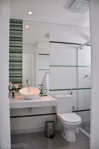 Pastilhas pretas e verdes dão cor ao banheiro projetado por L2 Arquitetura.
