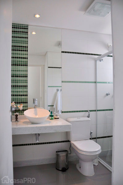 Pastilhas pretas e verdes dão cor ao banheiro projetado por L2 Arquitetura. Pastilhas pretas e verdes dão cor ao banheiro projetado por L2 Arquitetura.