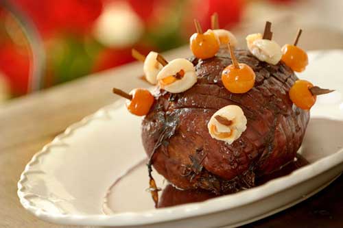 O tender caramelado com mel e hoisin da Carlota vem espetado com lichias e ki...