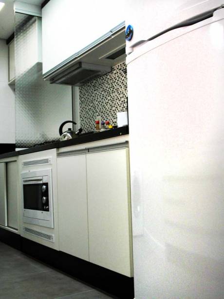 Cozinha de um apartamento de 54 m². Projeto de Ana Paula Boufleur.