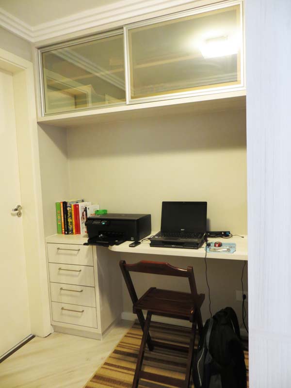 Home office de um apartamento de 45 m², em Curitiba, projetado por Daarna Studio.