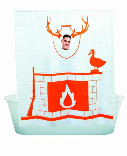 Cabeças de alces voltaram com tudo nessa moda hipster, nem o banheiro escapou. A diferença é que aqui a cabeça é de quem toma banho! Com estampa que lembra uma sala de estar, com direito à lareira e um pássaro empalhado, tem a moldura de uma cabeça de alce – tudo em plástico opaco. Somente a parte da cabeça, propriamente dita, é transparente, para o morador ser o bicho e deixar tudo mais divertido. Na DCI, custa US$ 19.99 e mede 182 x 182 cm.