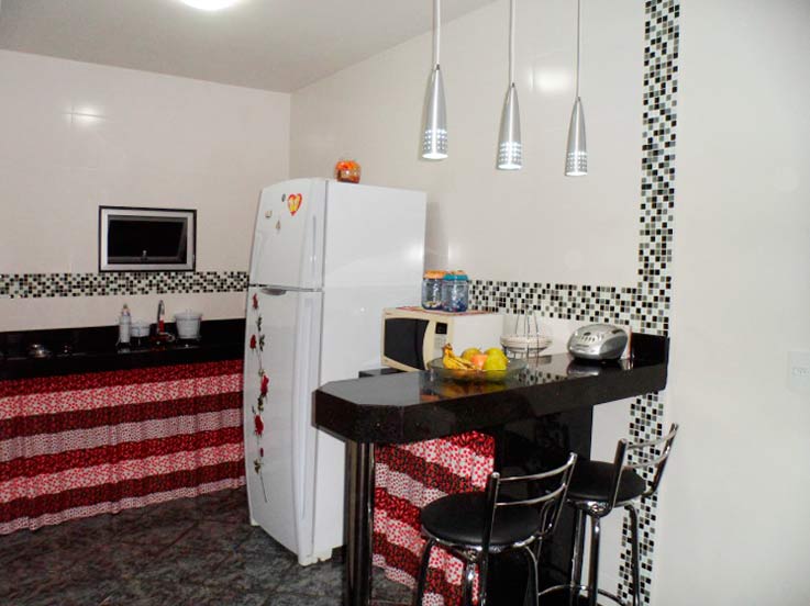Miquelina Motta Moura Polonine projetou e ficou encarregada da decoração de sua cozinha, de 6,3 m². A moradora não consegue escolher o que mais gosta no ambiente que fez com tanto carinho, mas uma das coisas que adora é a bancada, que faz com que a cozinha pareça maior.