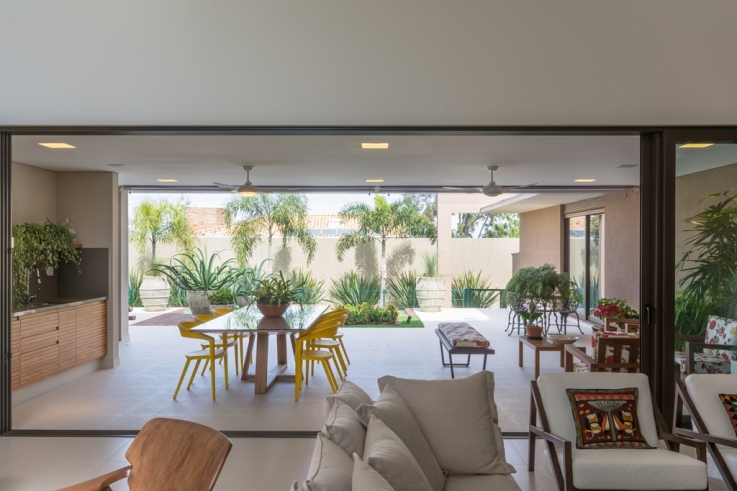 Nesta casa, a suíte principal fica no térreo