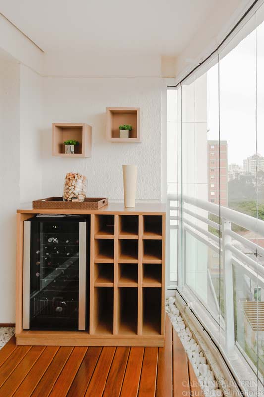 Varanda de um apartamento de 90 m², em São Paulo. Projeto de Caroline Manfrin.