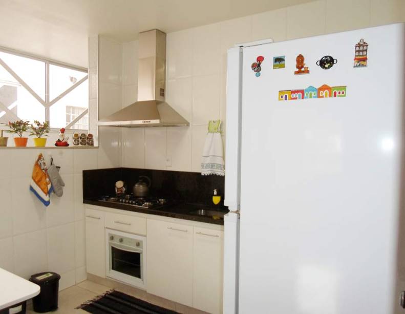 Carol Ribeiro tirou as principais ideias para sua cozinha das edições que coleciona da revista MINHA CASA e de fotos postadas por membros da comunidade. O que mais a agrada no ambiente é o conjunto de vasinhos coloridos – uma ideia inspirada em uma matéria da revista.