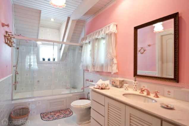 Este banheiro romântico pertence a uma casa de campo. Projeto de Carolina Danielian.