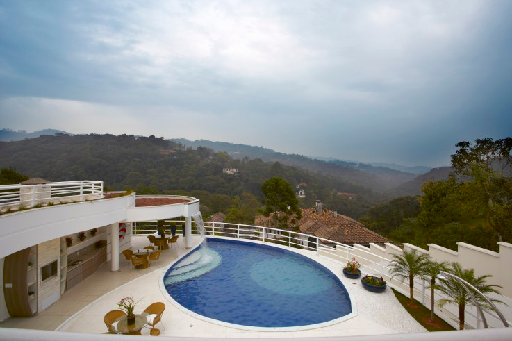 CASA NA SERRA DA CANTAREIRA. Para criar o efeito cascata na piscina, o arquiteto Aquiles Nicolas Kilaris fez um rasgo na laje, por onde foi passada a fiação elétrica e a tubulação hidráulica.