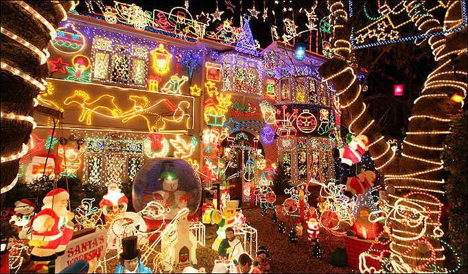 20-ideias-para-decorar-a-porta-e-a-fachada-de-casa-para-o-natal