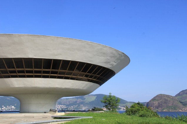 Localizado sobre o Mirante da Boa Viagem, na orla de Niterói, o Museu de Arte Contemporânea é considerado um dos trabalhos mais importantes de Oscar Niemeyer. Edificado em 1996, destaca-se na paisagem pelo arrojo de seus traços contemporâneos, que o fazem assemelhar-se a um cálice ou a disco voador. Foram necessários cinco anos para erguer a estrutura de quatro pavimentos, inscrita numa praça de 2500 m².