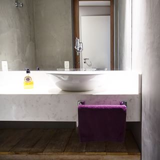 A arquiteta Carolina de Nani projetou este lavabo de 1,8 m² para um apartamento em São Paulo (SP). "A bancada em mármore piguês é um material mais nobre e integra super bem com o efeito de cimento queimado nas paredes e prateleira de madeira de demolição", explica a profissional.