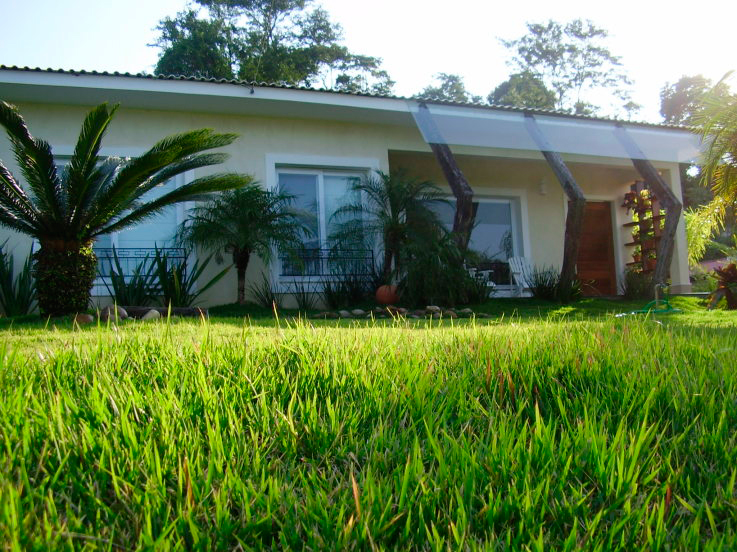 CASA NO INTERIOR DE SP. Com materiais de baixo custo, esta casa, no interior de São Paulo, foi reformada pela arquiteta Rosane Aguiar. O terreno tem 1180 m², com 412 m² de área construída.
