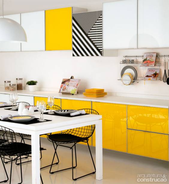 Cozinha zás-trás. Linha modular, moderna e para pronta entrega. Os móveis da recém-lançada Yep Hype trazem fechamento de vidro com bordas de alumínio, em cores vibrantes ou com padrões gráficos – acabamento contemporâneo e bastante apreciado. Armários suspensos ou inferiores, portas de abrir ou gavetas com aramados estão entre as possibilidades para composição na proposta da rede Tok & Stok. A compra exige a ajuda de um profssional da empresa, vital para adaptar a marcenaria de medidas fxas (60 cm de largura) ao projeto em questão. O conjunto da foto, que soma 11 módulos (caixa com porta), duas gavetas e três tampos, sai por R$ 11 296 (preço de janeiro em São Paulo, sujeito à alteração).