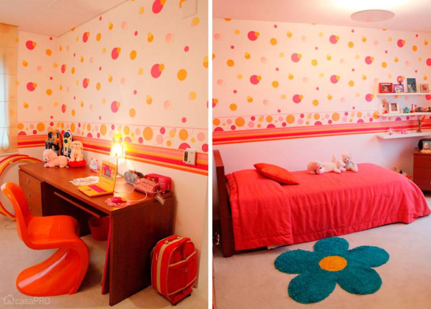 O quarto da menina de 6 anos já tinha a marcenaria escura, então a designer de interiores Simone Collet escolheu um papel de parede colorido e decidiu instalá-lo somente na metade superior da parede, para deixar o fundo branco para os móveis escuros.