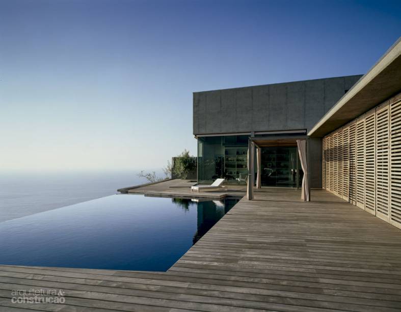 Com 3,50 x 9 x 1,40 m e borda infnita, ela parece fundir-se ao mar sem fim das ilhas Canárias. Projetada pelo escritório espanhol Corona y Amaral Arquitectos, a casa foi erguida no litoral norte de Tenerife com a fachada de vidro protegida por persianas de madeira e delicioso deck de ipê.