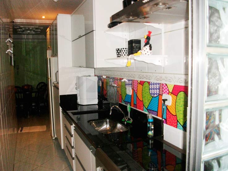 Alexandra Valerio é apaixonada por decoração. A faixa colorida na parede, feita de papel adesivo, foi uma das ideias que ela viu na comunidade MINHA CASA. Mas o que Alexandra mais gosta no ambiente é a praticidade. Embora o ambiente seja estreito, com apenas 1,35 m de largura, a pia comprida ajuda na hora de preparar as refeições.