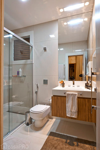 O banheiro de cores neutras é projeto de Gláucia Britto.
