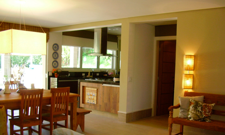 CASA NO INTERIOR DE SP.  Em 120 m², cozinha gourmet, churrasqueira, sala de jantar e livings ficam integrados. A arquiteta Rosane Aguiar optou por piso porcelanato rústico (padronagem de mármore travertino romano) e mobiliário em MDF com padrão de madeira de demolição.
