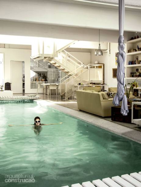 É preciso uma dose de coragem e outra de ousadia para bancar uma piscina no meio da sala. Os moradores desta casa em Palermo, descolado bairro de Buenos Aires, possuíam as duas. Deram carta branca ao arquiteto Silvio Gueilburt, à frente do projeto para anexar o galpão vizinho.