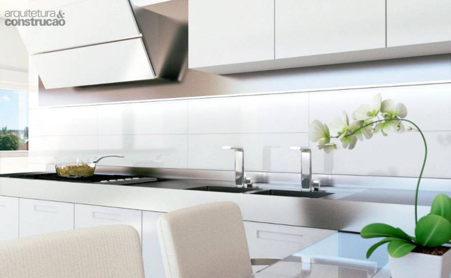 Deu branco. Produzido unicamente nessa cor, revestimento é aliado da higiene nas paredes. Nas peças autolimpantes da linha Smart White, sujeira, gordura e umidade não colam graças ao tratamento superficial Clean-up. Fornecida em peças de 0,55 x 1,10 m ou 0,27 x 1,10 m, a cerâmica lapidada combina com locais que pedem assepsia. Da Lanzi, R$ 94,90 o m2