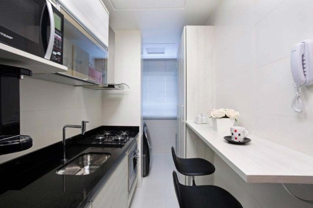 Cozinha de um apartamento, de 49 m². Projeto de Karla Amaral Madrilis.