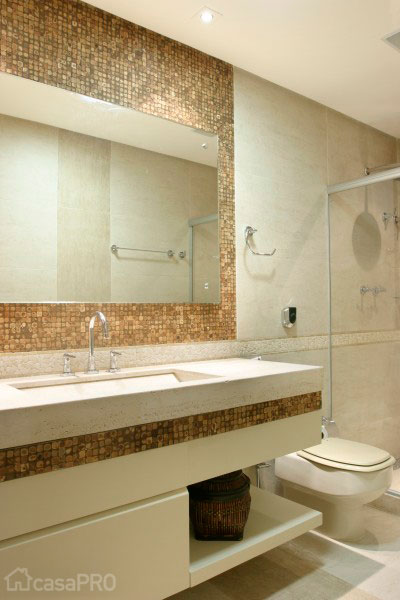 Ana Meirelles optou por revestimentos naturais ao projetar este banheiro.