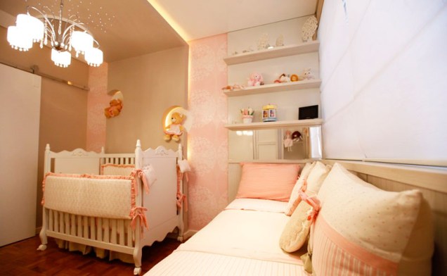 Para este quarto de bebê, a arquiteta Adriana Lima optou pelo estilo provençal. O tom rosa antigo e móveis com pátina branca preenchem o ambiente de 11,7 m², que tem direito até a um céu estrelado sobre o lustre.