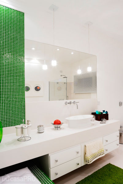 A toalha e o tapete acompanham o verde da parede. Projeto de Pedro Alves.