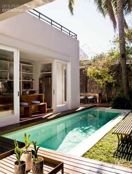 Os donos desta casa nos arredores da capital argentina adoram cozinhar. Mas o que isso tem a ver com a piscina? Simples: o jovem casal queria contemplá-la enquanto preparava comidinhas para os convidados. Por isso as arquitetas argentinas Guillermina Sanchez e Mara Ambrosio, responsáveis pelo projeto, a acomodaram praticamente colada à morada.