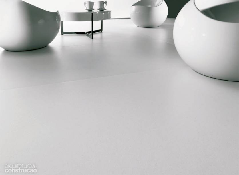 Piso à grega. Cópia fiel do mármore thassos, porcelanato repele a poeira. Para os fãs de limpeza, boa notícia: além de reproduzir com qualidade a rocha famosa pelo aspecto imaculado, o porcelanato Taxos Extreme, da linha Marmi Extreme, pode sair da fábrica já com a tecnologia Active. Exclusividade da marca italiana Fiandre, sua aplicação garante que germes e bactérias não proliferem, e que o pó e a sujeiranão grudem nas placas. Em tamanhos de até 0,75 x 1,50 m, o modelo vai bem não só em pisos como também em bancadas. Por R$ 550 o m2.