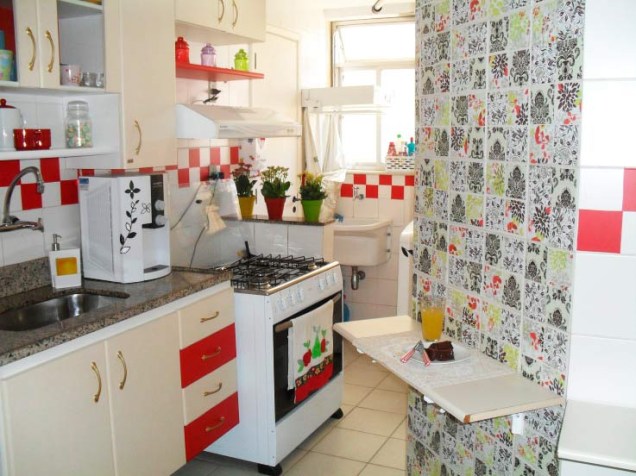 Vânia Pinho esbanjou criatividade na hora de reformar a cozinha do apartamento alugado. Como adora o efeito do patchwork de ladrilhos hidráulicos, inovou ao recortar papéis de presente e colando nas paredes. Para fixar os papéis, Vânia utilizou papel contact.
