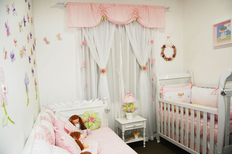 O que não poderia faltar neste quarto, decorado por Ana Paula Rodrigues em parceria com o atelier Pontinhos Mágicos, eram borboletas na parede. Isso porque o tema deste quarto de menina é “boneca no jardim das borboletas”. O ambiente, de 2,5 m x 3 m, ganhou tons de lilás, rosa e amarelo.