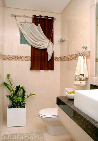 Duas cortinas diferentes dão personalidade ao banheiro projetado por Nilvan Santos.