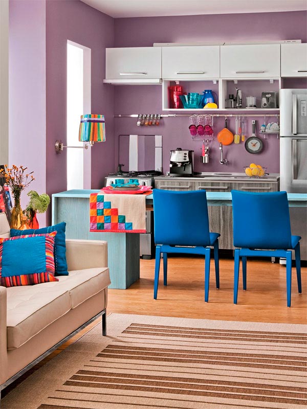 O ambiente, projetado pelo arquiteto Maicon Antoniolli, traz boas ideias em um ambiente de apenas 7,70 m². A bancada, quando a cozinha é usada, faz o papel de aparador, mas, na hora das refeições, basta utilizar as cadeiras azuis para que seja criada uma pequena mesa.