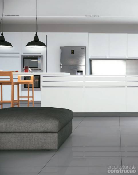 Ecorrevestimento. Feito de restos de cerâmica, ele ajuda a reduzir o desperdício. Qualquer linha de produção descarta muitas peças. Esse refugo, que de outro modo terminaria num aterro sanitário, entra na composição do porcelanato Pietra Bio Tech. Polidas, as unidades de 60 x 60 cm são ideais para forrar o piso de cozinhas integradas, pois fazem bonito também na área social. Na tonalidade cinza (ref. GR) e com bordas retifcadas (que aceitam rejuntes superestreitos), o produto da Portinari vale R$ 143,90 o m2.