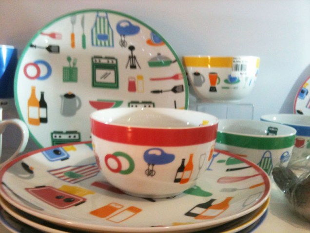 Conjunto de pratos e bowls estampados com ícones culinários. Os desenhos simples, lembram pictogramas. Em cerâmica, da Kare Design.