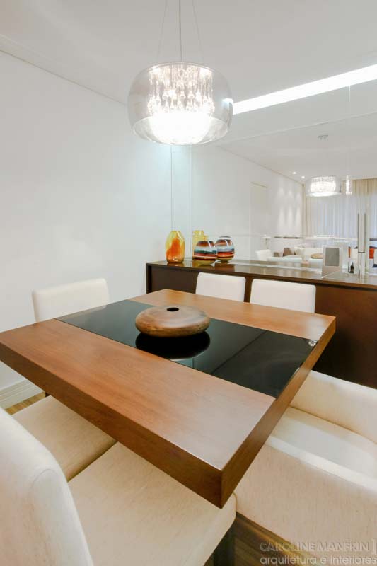 Sala de jantar de um apartamento de 90 m², em São Paulo. Projeto de Caroline Manfrin.