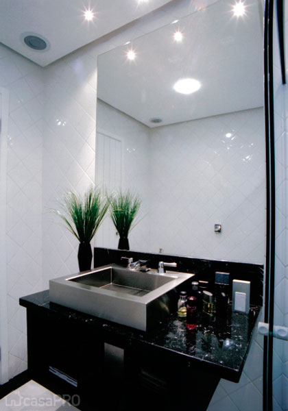 A bancada de pedra preta é o destaque do banheiro projetado por Anderson Araujo Machado.