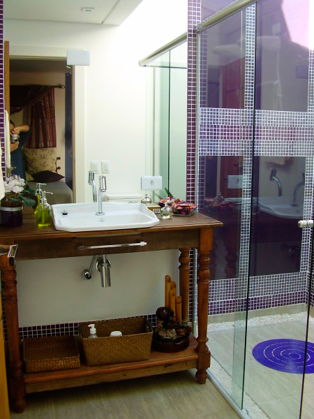 CASA NO INTERIOR DE SP. Um aparador foi reaproveitado no banheiro de hóspedes. O móvel, de madeira rústica, virou uma bancada de apoio. A arquiteta Rosane Aguiar utilizou pastilhas e azulejos nas paredes do boxe.