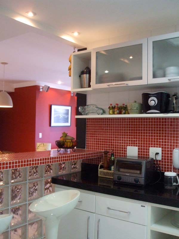 Cozinha de um apartamento de 89 m². Projetado por Ana Lucia Nunes Gomes.