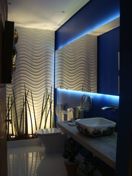O projeto de Priscila Tavares para a mostra Santos Arquidecor aposta na parede azul, na ilumina&ccedil;&atilde;o indireta e tamb&eacute;m na cuba estampada.