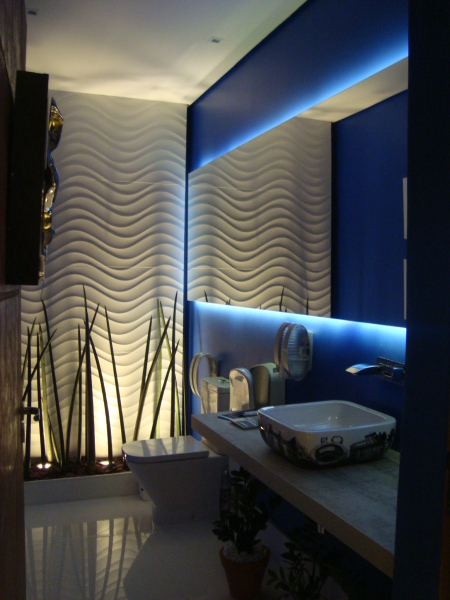 O projeto de Priscila Tavares para a mostra Santos Arquidecor aposta na parede azul, na iluminação indireta e também na cuba estampada.
