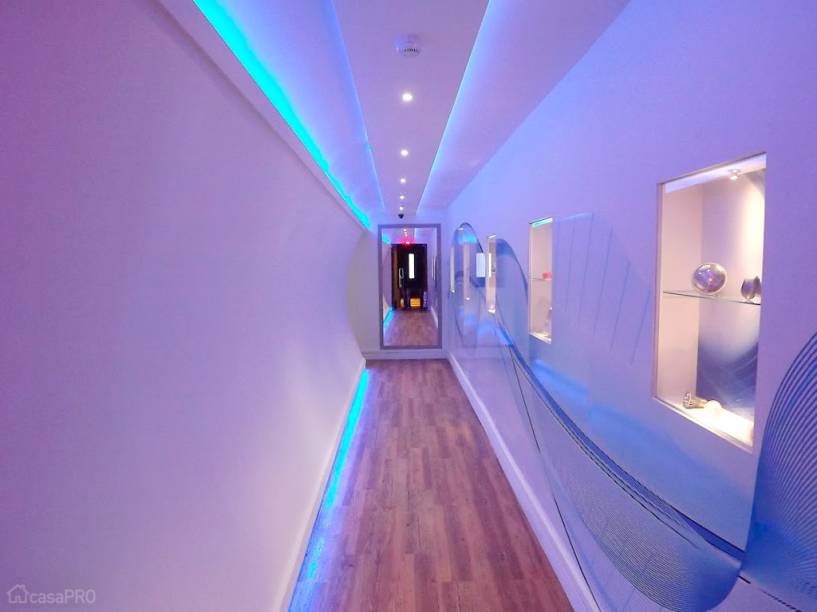 Corredor com iluminação de fita de led em RGB. Projeto de Everton Cordeiro.