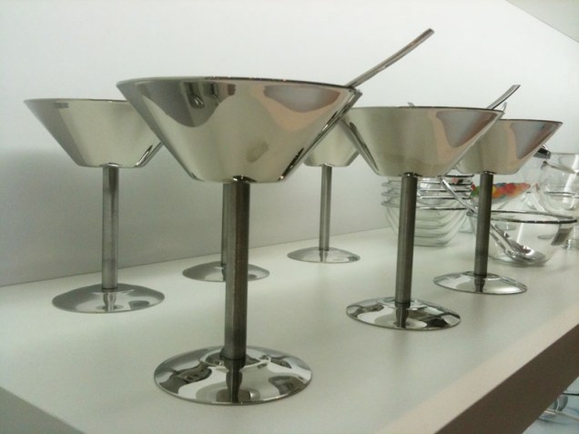 As taças de sobremesa têm formato de taças de Martini. Em aço, tem colherzinha de design clean, o que lembra ainda mais o drink. Importadas pela Riva.