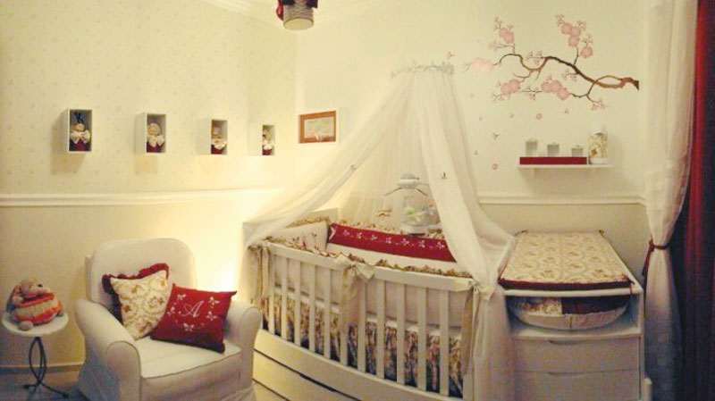 A mamãe de primeira viagem era exigente, detalhista e criteriosa, e quem teve que colocar suas ideias em prática foi seu marido, o arquiteto Sérgio Fonseca. O pedido era um quarto, de 8 m², atemporal e lúdico. O floral presente na parede combina com a decoração do berço.
