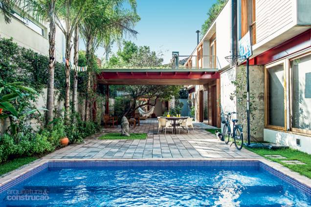 “Em São Paulo vai bem ter aquecimento na piscina”, diz a arquiteta Cristina Xavier, sobre o sistema a gás adotado. Pastilhas cerâmicas da Jatobá forram o tanque. “Em São Paulo vai bem ter aquecimento na piscina”, diz a arquiteta Cristina Xavier, sobre o sistema a gás adotado. Pastilhas cerâmicas da Jatobá forram o tanque.