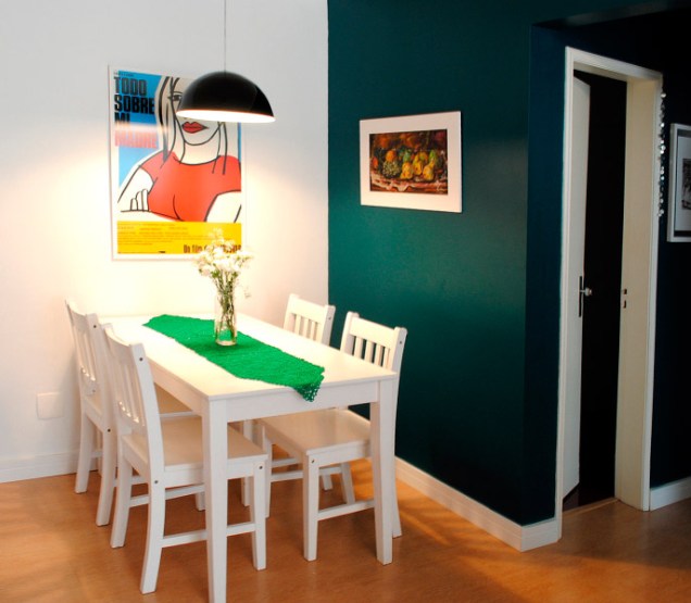Para a parede, Thais Lenzi Bressiani escolheu um tom igual ao das mesas de sinuca para a sala deste apartamento em Porto Alegre.