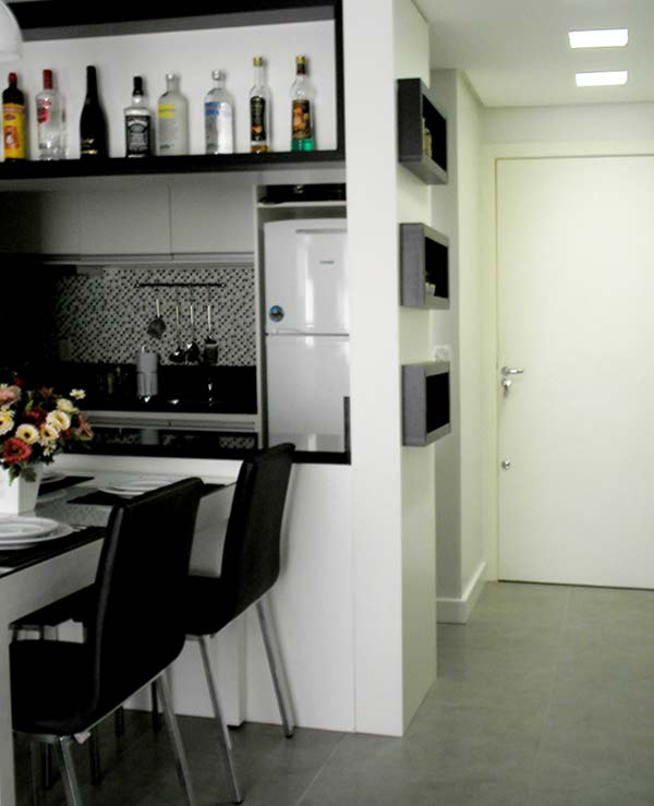 Cozinha americana de um apartamento de 54 m². Projeto de Ana Paula Boufleur.